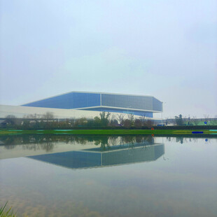 湖畔现代建筑倒影美景