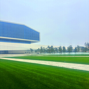 现代建筑与翠绿草坪景观