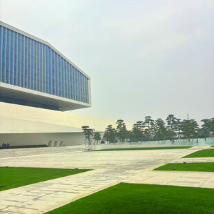 现代建筑前的开阔绿地景观