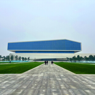 现代蓝白建筑前的宽阔步道