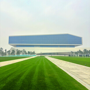 现代建筑前的翠绿草坪