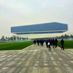 行人漫步于现代化建筑前