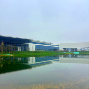 工厂旁平静水面的美丽倒影