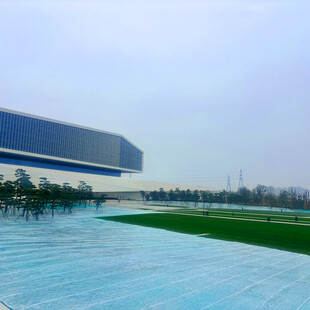 现代建筑前的开阔广场景观