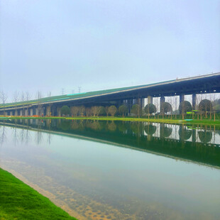 河畔高架桥倒影美景