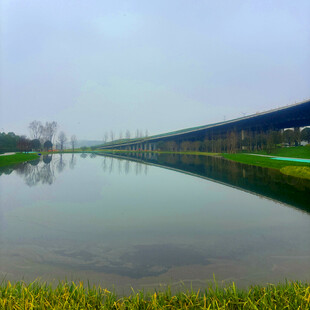 宁静河畔的美丽景致