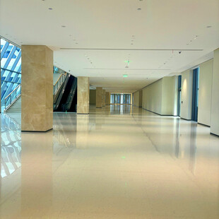 宽敞明亮的现代化室内走廊