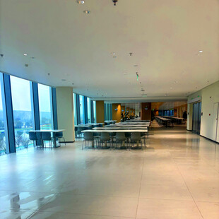 宽敞明亮的现代化空旷大厅