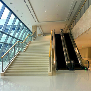现代建筑内的楼梯与自动扶梯