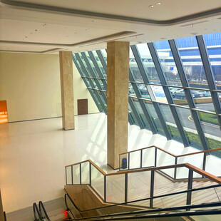 现代宽敞的玻璃大厅空间