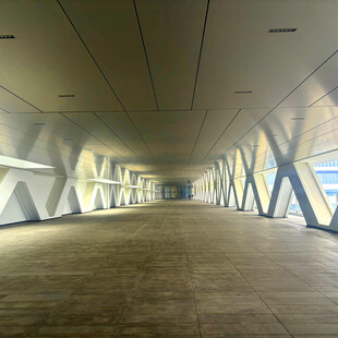 现代风格的空旷室内走廊