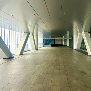 宽敞明亮的现代化室内空间