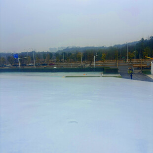 冬日冰封湖面与远处建筑