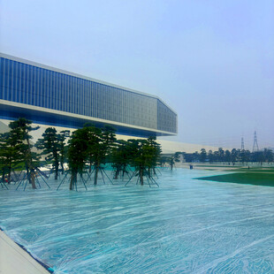 现代建筑前的开阔水景广场