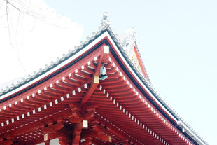 日本传统中式飞檐屋顶一角