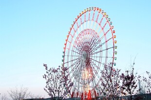 日本夕阳下的梦幻摩天轮