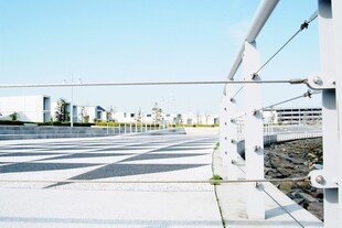 日本户外空旷场地的金属围栏