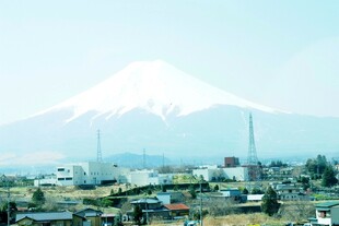 日本富士山下的城市景观