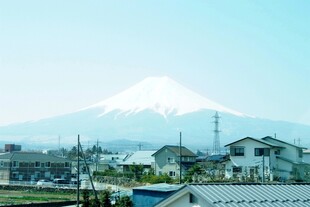 日本富士山下的城镇风光