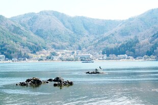 日本宁静山水间的悠然小船景