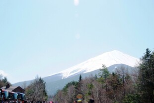 日本雪山下的自然景致