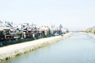 日本河畔船只停靠景象