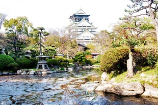 日本日本园林中的古朴塔楼