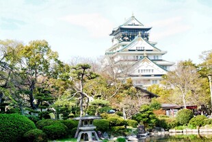 日本大阪城公园的宏伟城堡