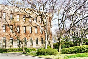 日本红砖建筑旁的绿植景观