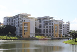 广医湖畔现代建筑群景观