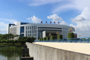 广医现代建筑临水岸风景