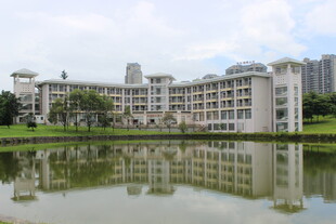 湖畔校园建筑倒影美景