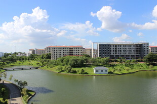 广医湖畔现代建筑群风光