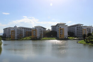 广医湖畔现代建筑群风光