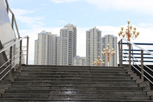 广医城市阶梯与远处高楼景观