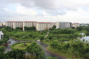 广医湖畔绿树环绕的建筑群