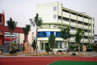 校园教学楼与运动场地