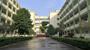 校园内景 宁静的教学楼道路