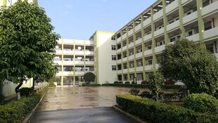 校园宽敞道路与教学楼