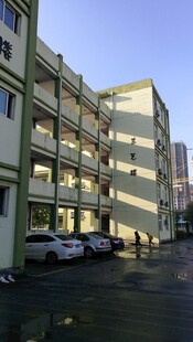 多层学院外观及停车区域