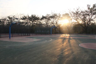 夕阳下的户外休闲运动场地