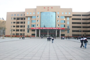 学校建筑前的开阔广场