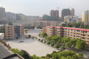 城市中学校园俯瞰景象