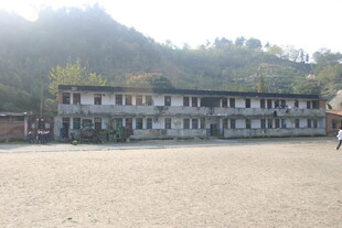 乡村学校建筑与开阔场地