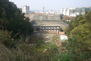 城市中荒废的建筑景观