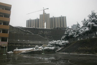 城市雪景中建筑与塔吊