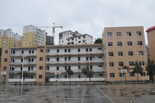 老旧小区建筑与空旷场地