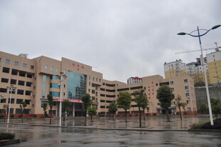 雨后的校园广场建筑景观