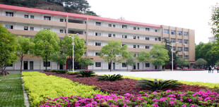 校园美丽建筑与缤纷花卉