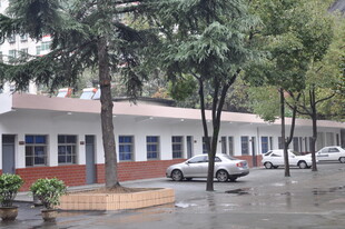 雨中校园建筑与停放车辆